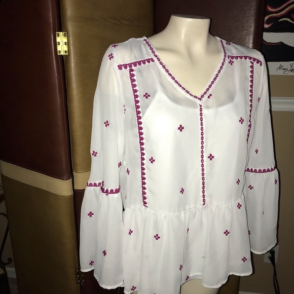 Beautiful bell sleeved sheer blouse - Picture 3 of 6